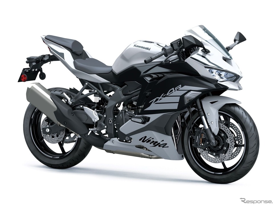 カワサキ Ninja ZX-4R SE メタリックマットホワイティッシュシルバー×メタリックフラットスパークブラック《画像提供 カワサキモータースジャパン》