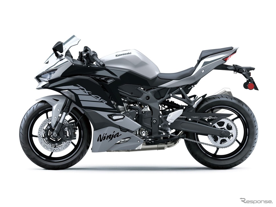 カワサキ Ninja ZX-4R SE メタリックマットホワイティッシュシルバー×メタリックフラットスパークブラック《画像提供 カワサキモータースジャパン》