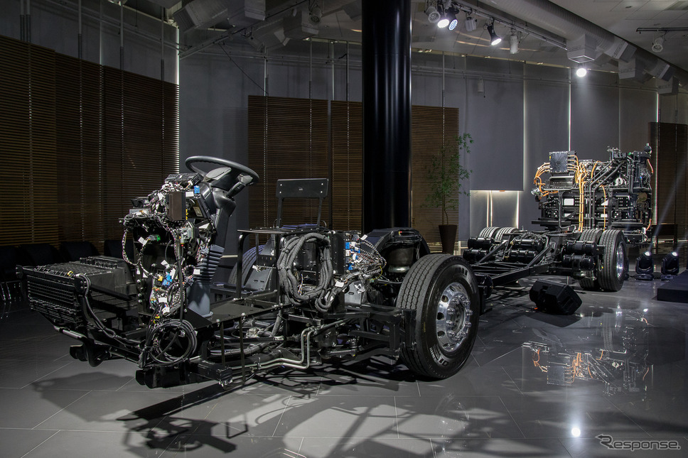 メルセデスベンツの新型電動バス『eO500UA』《photo by Mercedes-Benz》