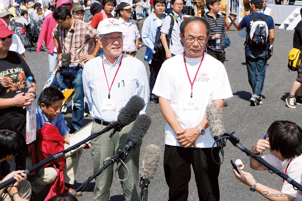 平井敏彦氏(向かって左)と貴島孝雄氏《写真提供 マツダ》