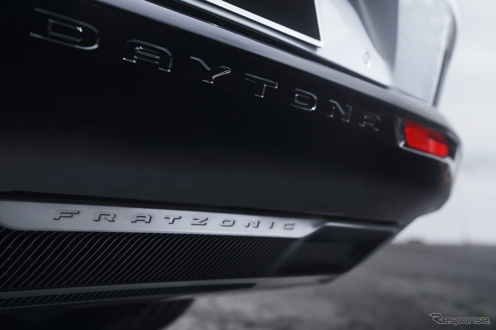Fratzonic Chambered Exhaustが搭載される「チャージャーデイトナ」のリアバンパー下部《photo by Dodge》