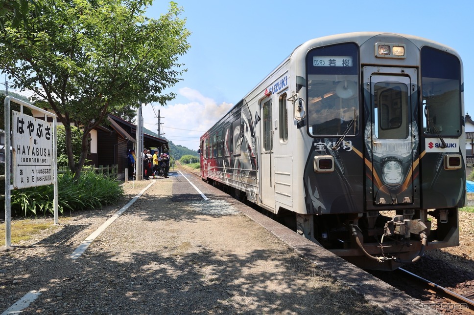 ハヤブサのラッピングが施された若桜鉄道の車両《写真提供 スズキ》