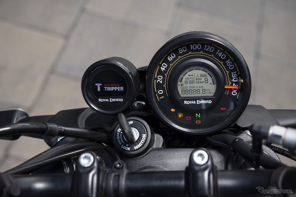 ゲリラ450はアナログ、ダッシュ、フラッシュの3種を用意。ダッシュとフラッシュはトリッパー内蔵のTFT液晶メーターを装備する《写真提供 ロイヤルエンフィールド》