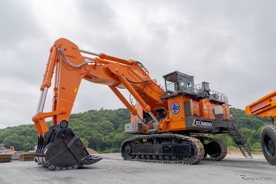 超大型油圧ショベルEX5600-7(2021年の納車イベント)《写真撮影 関口敬文》