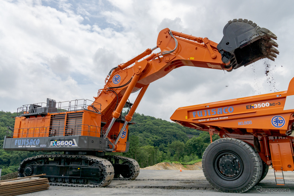 EX5600-7で採石をかき集め、EH3500AC-3に積み込む(2021年の納車イベント)《写真撮影 関口敬文》