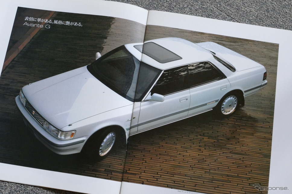 トヨタ・マークII/チェイサー/クレスタ(X80系)当時のカタログ。写真はチェイサー《カタログ写真撮影 島崎七生人》