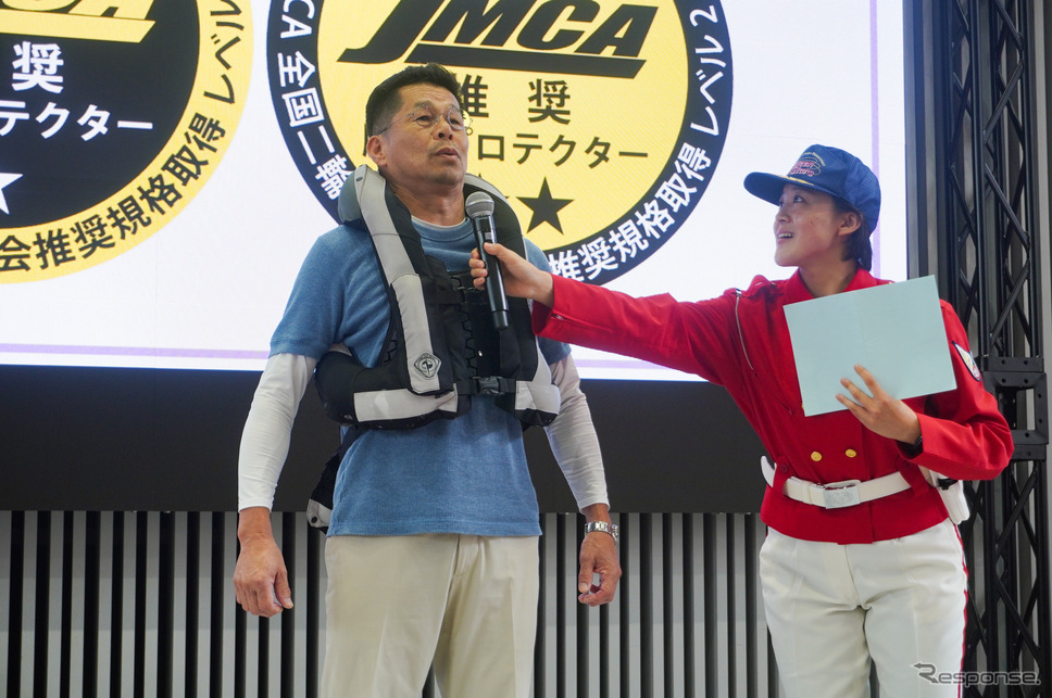 バイク用のエアバッグを参加者が体験《写真撮影 宮崎壮人》