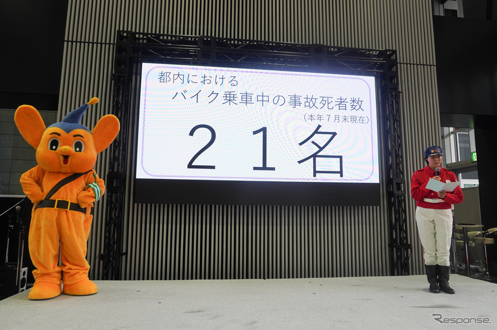 警視庁「クイーンスターズ」とピーポくんによる交通安全啓発ステージ《写真撮影 宮崎壮人》