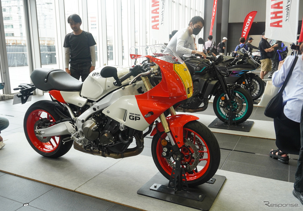 国内4メーカーが最新モデル、電動バイク、レース車両などを展示。写真は人気のヤマハ XSR900 GP《写真撮影 宮崎壮人》