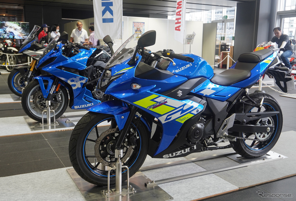 国内4メーカーが最新モデル、電動バイク、レース車両などを展示。写真はスズキ《写真撮影 宮崎壮人》