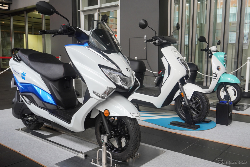 「バイクの日」イベントに展示されたスズキ、ホンダ、ヤマハの電動バイク(2024年8月19日、秋葉原UDX)《写真撮影 宮崎壮人》