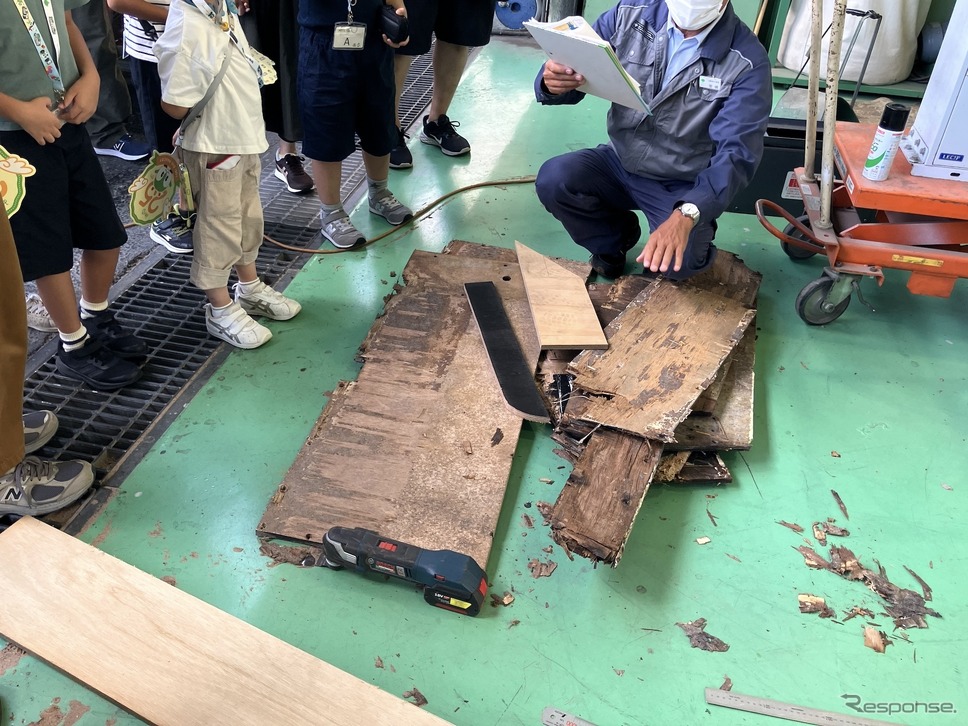 湿気で劣化したベニヤ板《写真撮影 高木啓》