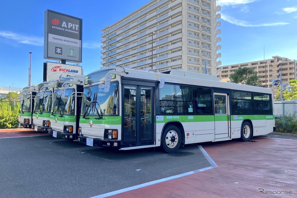 教習車。地面の赤い塗装は教習コース《写真撮影 高木啓》
