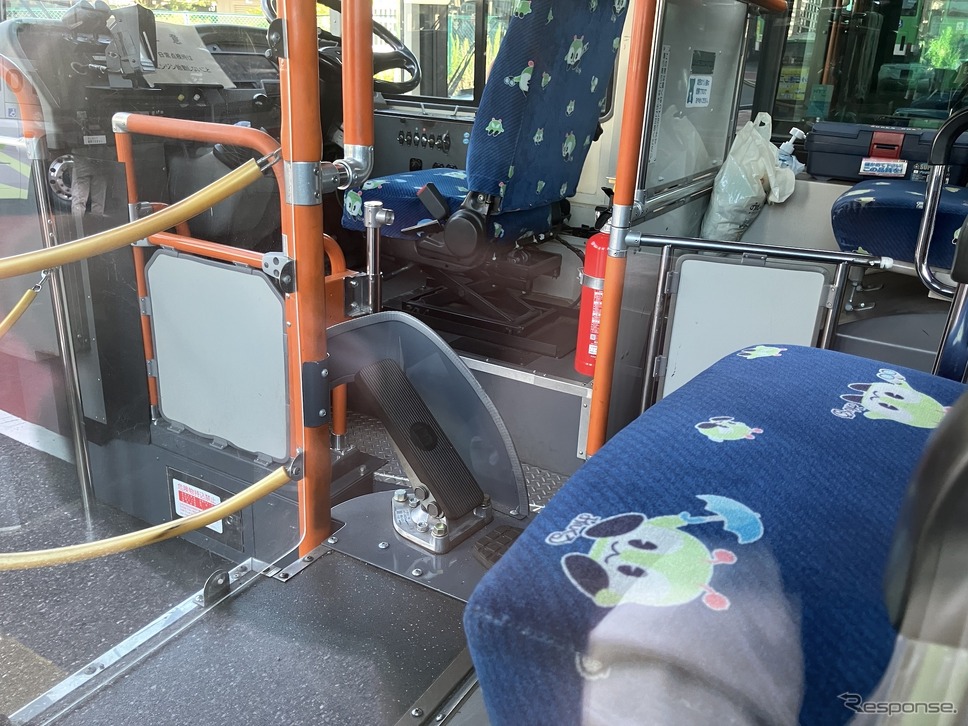 教習車は左前輪前に助手席とプレーキがある《写真撮影 高木啓》