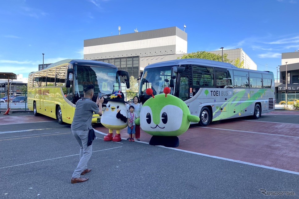 はとバスのしゃぽぽ(向かって左)と都バスのみんくる《写真撮影 高木啓》