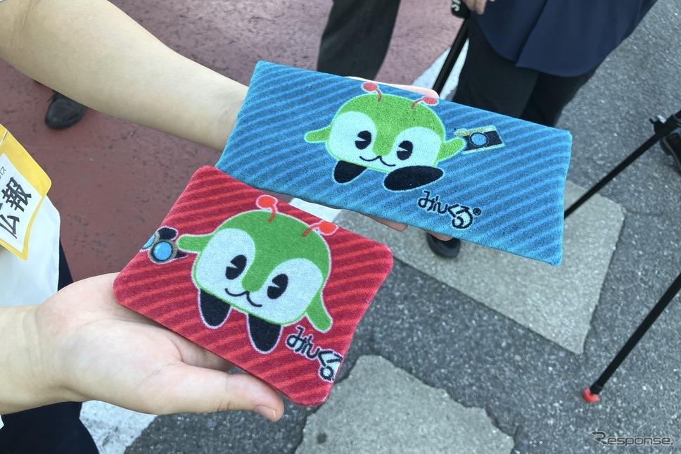 お土産の座席生地アップサイクルで作られたペンケースとティッシュケース《写真撮影 高木啓》