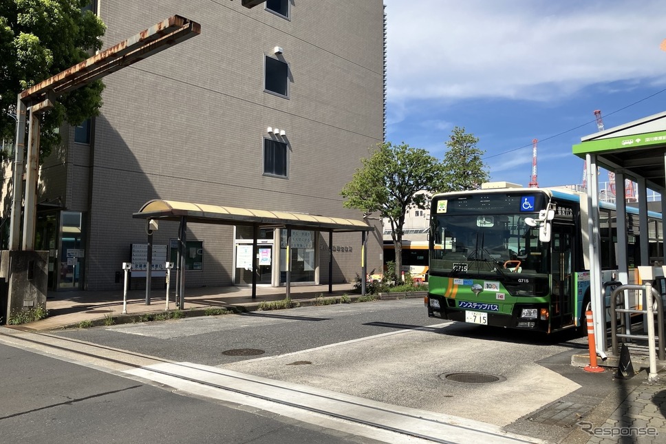自動車工場と深川自動車営業所の出入り口。右は深川車庫バス乗り場《写真撮影 高木啓》
