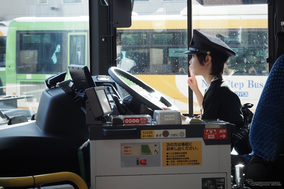 燃料電池バスの運転席体験《写真撮影 高木啓》