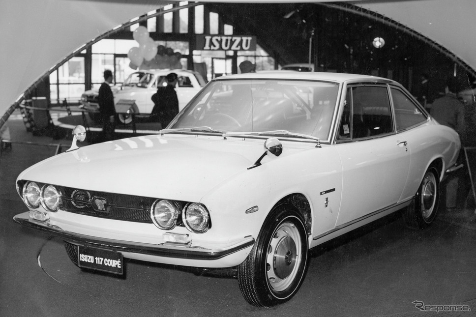 いすゞ117クーペ（1968年）《Photo by National Motor Museum/Heritage Images/Hulton Archive/ゲッティイメージズ》
