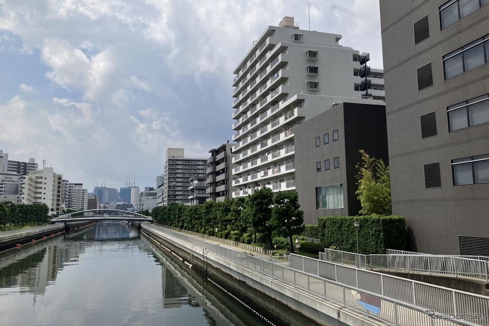 東京石川島造船所深川分工場跡地（推測）：現在の東京都江東区森下、小名木川北岸、写真右手。大富橋から隅田川方向を臨む《写真撮影 高木啓》