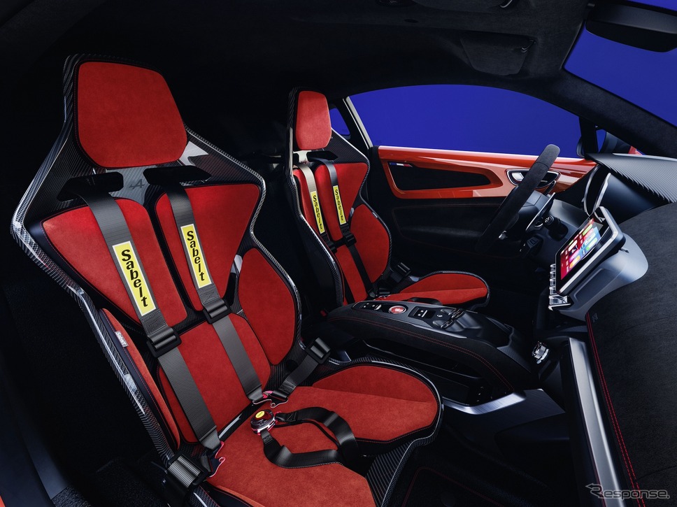 アルピーヌA110R TURINI:レッドアルカンターラ《写真提供 ルノー・ジャポン》