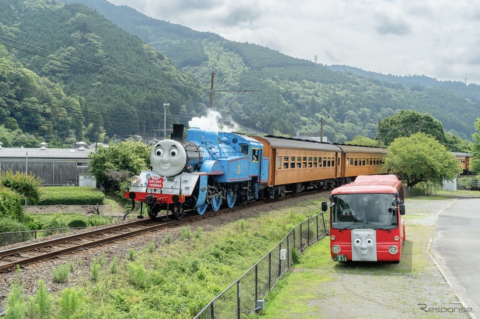 きかんしゃトーマス号（向かって左）とバスのバーティー　(c) 2024 Gullane (Thomas) Limited.《写真提供 大井川鐵道》