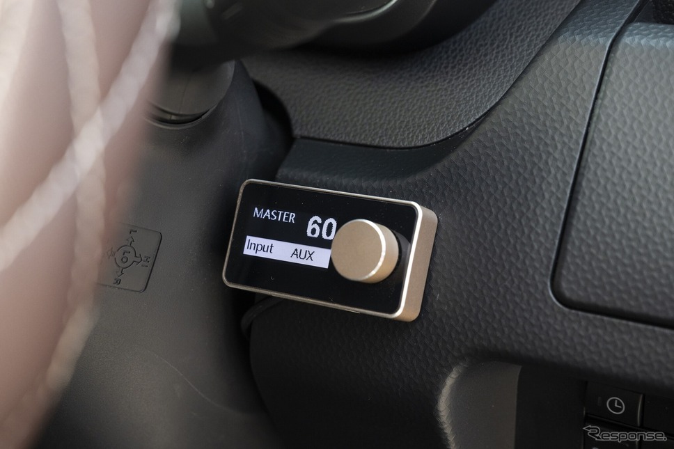 PLUG&PLAY DSPの操作部はダッシュの脇に設置されている。小型タイプなので目立たずインテリアを崩さない仕様。