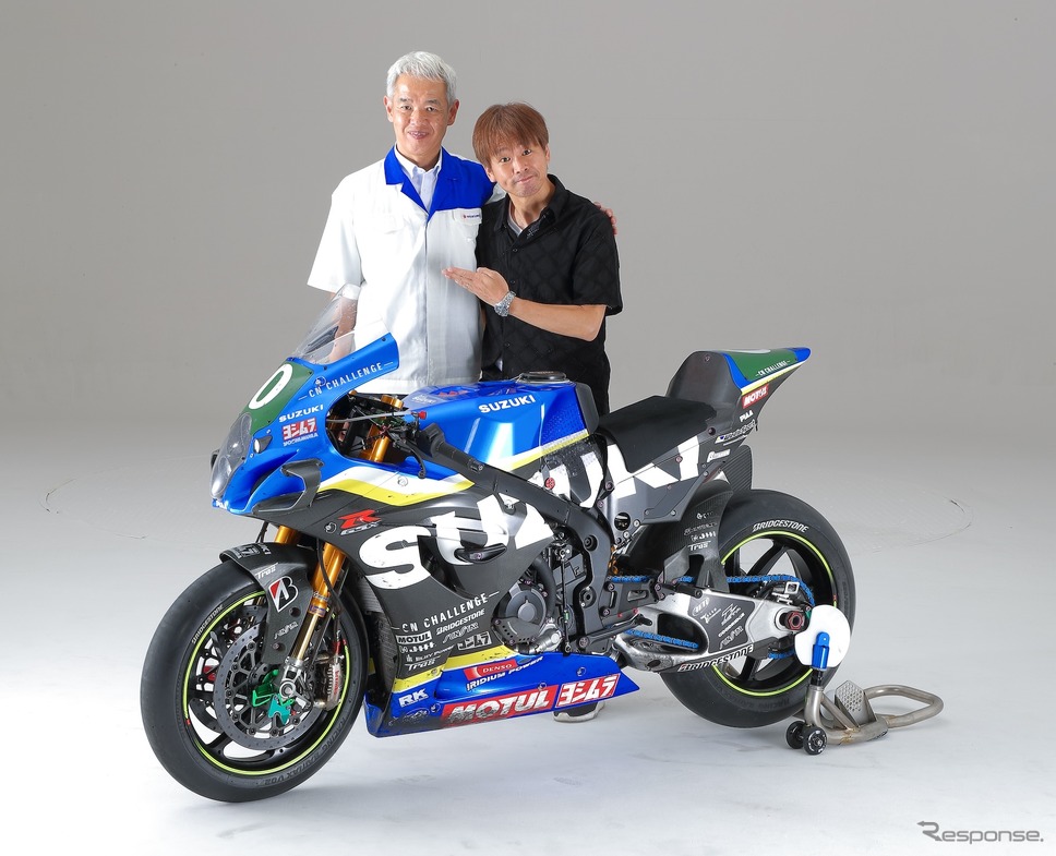 チームディレクターである佐原伸一氏(左)と筆者・青木タカオ(右)《写真提供 スズキ》