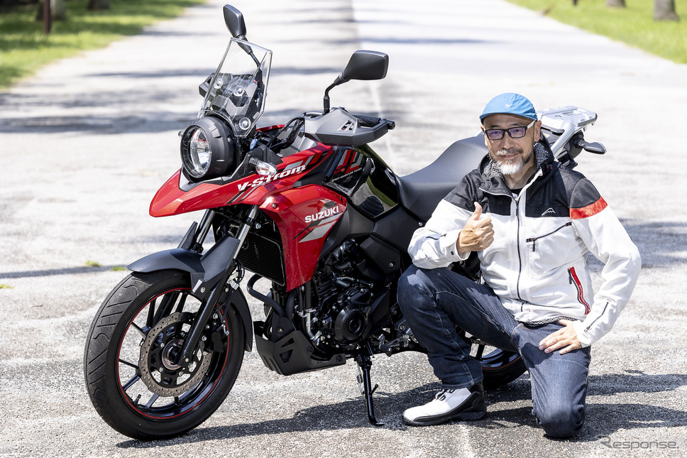 スズキ Vストローム250と筆者の佐川健太郎《写真撮影 山内潤也》