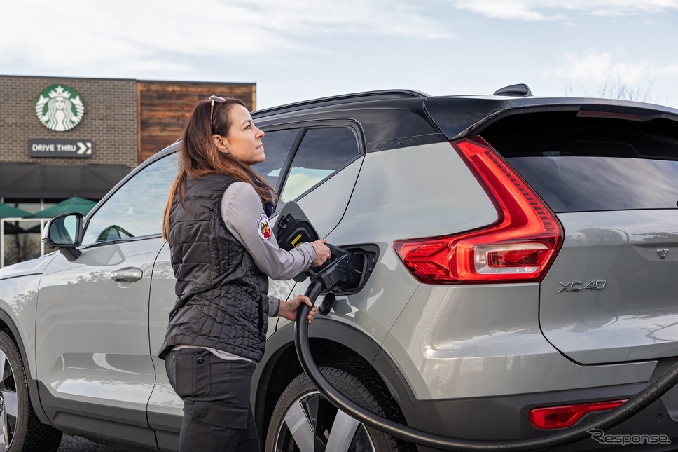 ボルボカーズが米国のスターバックスに設置した急速充電器(参考)《photo by Volvo Cars》