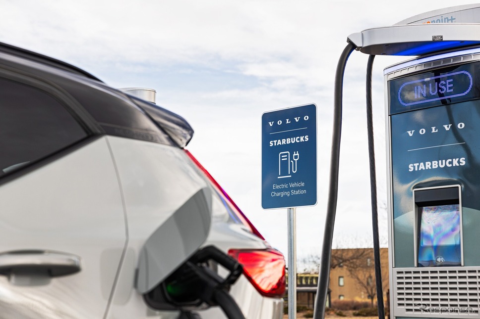 ボルボカーズが米国のスターバックスに設置した急速充電器(参考)《photo by Volvo Cars》