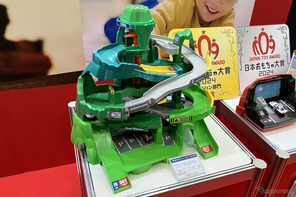 東京おもちゃショー2024:タカラトミー・トミカ「2つのコースをいったりきたり! ツインコースやまみちドライブ」《写真撮影 高木啓》