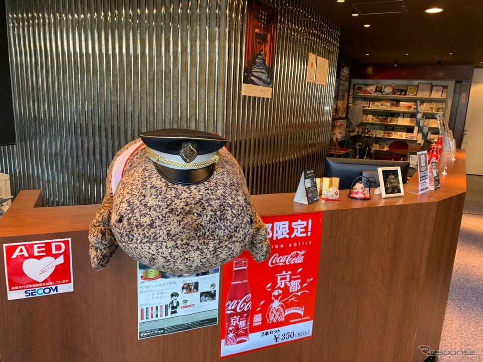 オオサンショウウオのぬいぐるみは特別臨時職員として、MKVIPステーションにも展示《画像提供 エムケイ》