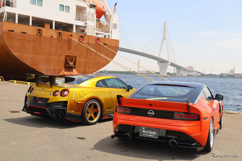 日産GT-R(左)とフェアレディZ《写真提供 三栄》