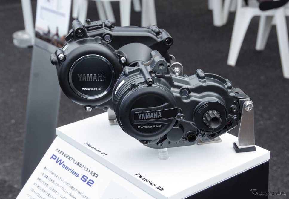 小型、軽量化をおこなった新型ドライブユニット「PWseries S2」(手前)《写真撮影 宮崎壮人》