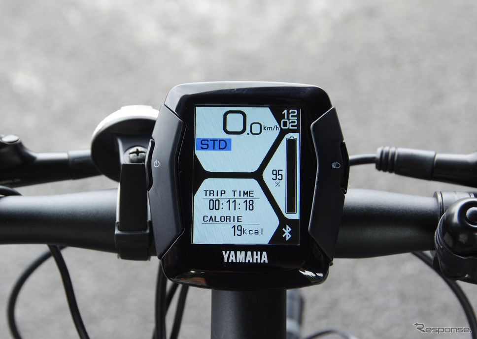 スマホ連携に対応した『CROSSCORE Connected』《写真撮影 宮崎壮人》