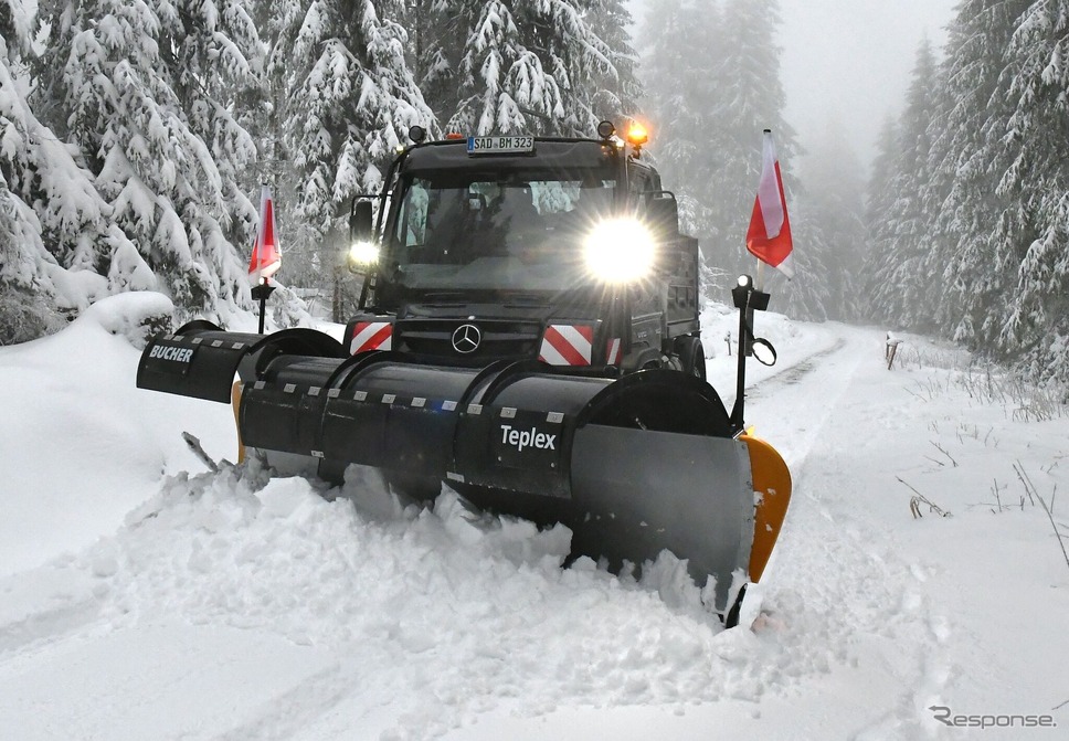 メルセデスベンツ・ウニモグU327の除雪車《photo by Mercedes-Benz》