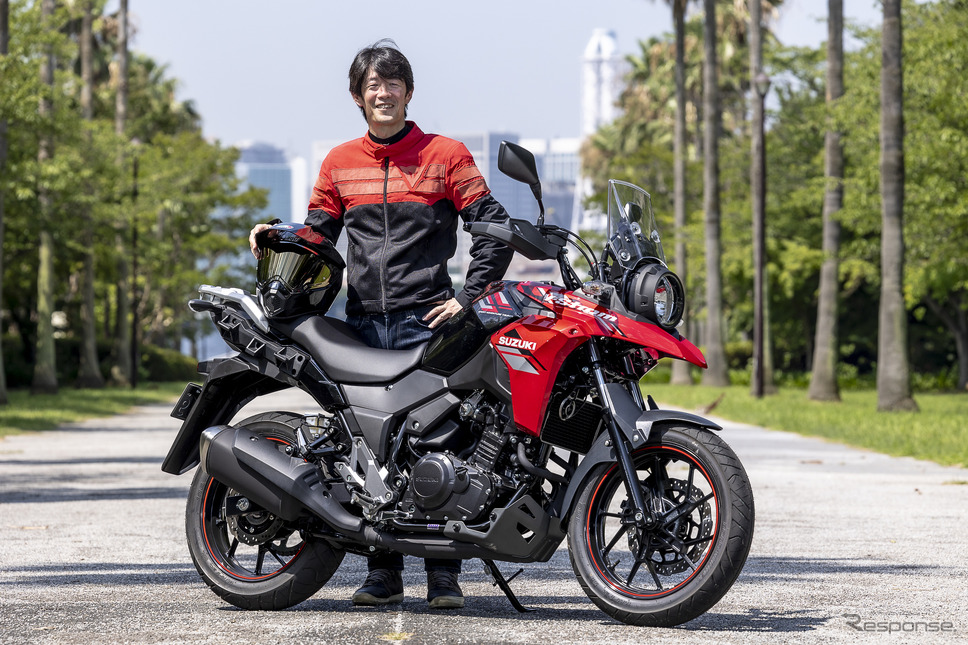 スズキ Vストローム250と伊丹孝裕氏《写真撮影:山内潤也》