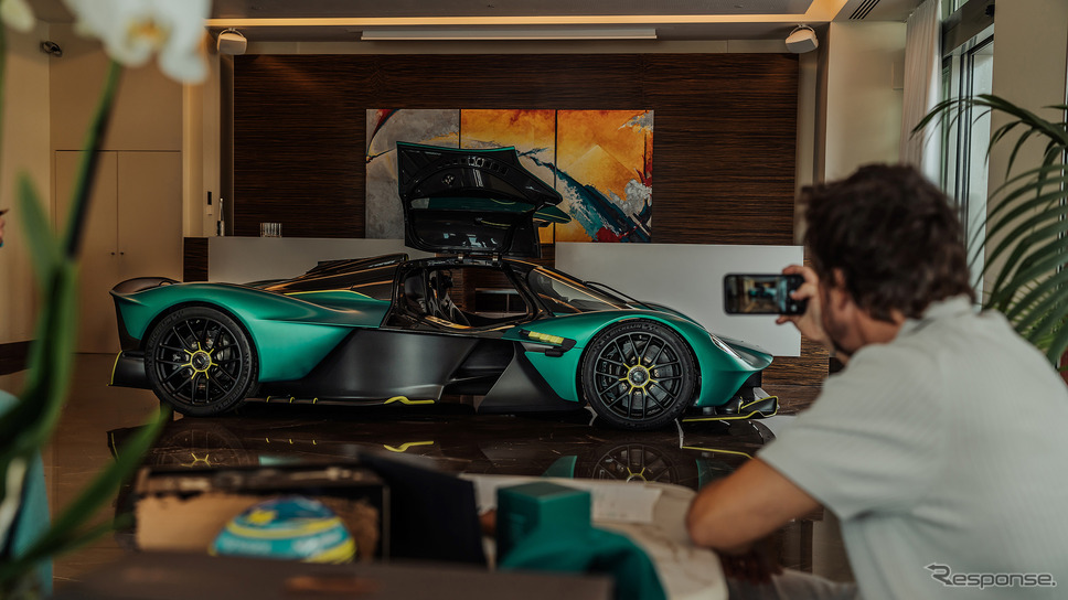 フェルナンド・アロンソ選手にアストンマーティン『ヴァルキリー』が納車された《photo by Aston Martin》