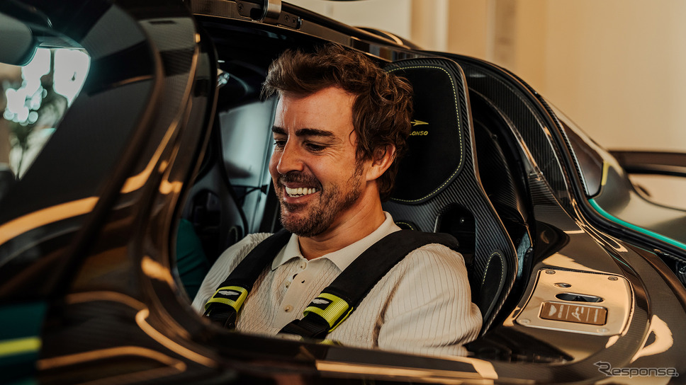 フェルナンド・アロンソ選手にアストンマーティン『ヴァルキリー』が納車された《photo by Aston Martin》