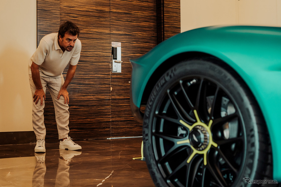 フェルナンド・アロンソ選手にアストンマーティン『ヴァルキリー』が納車された《photo by Aston Martin》