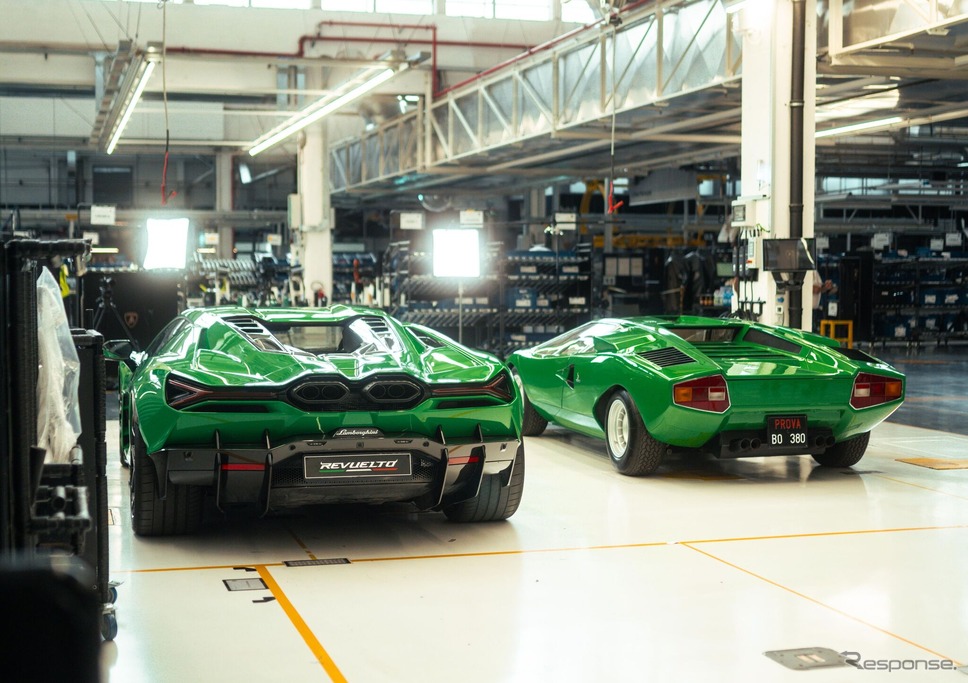 ランボルギーニ・カウンタックとレヴエルト《photo by Lamborghini》
