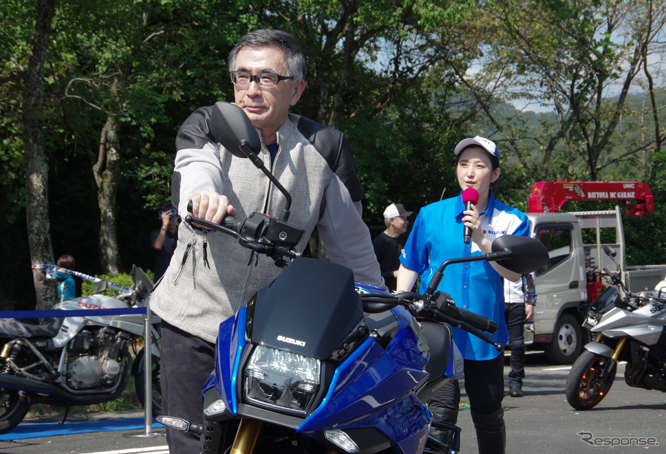 スズキ鈴木俊宏社長がブルーの新型スズキ『カタナ』を初公開《写真撮影 宮崎壮人》
