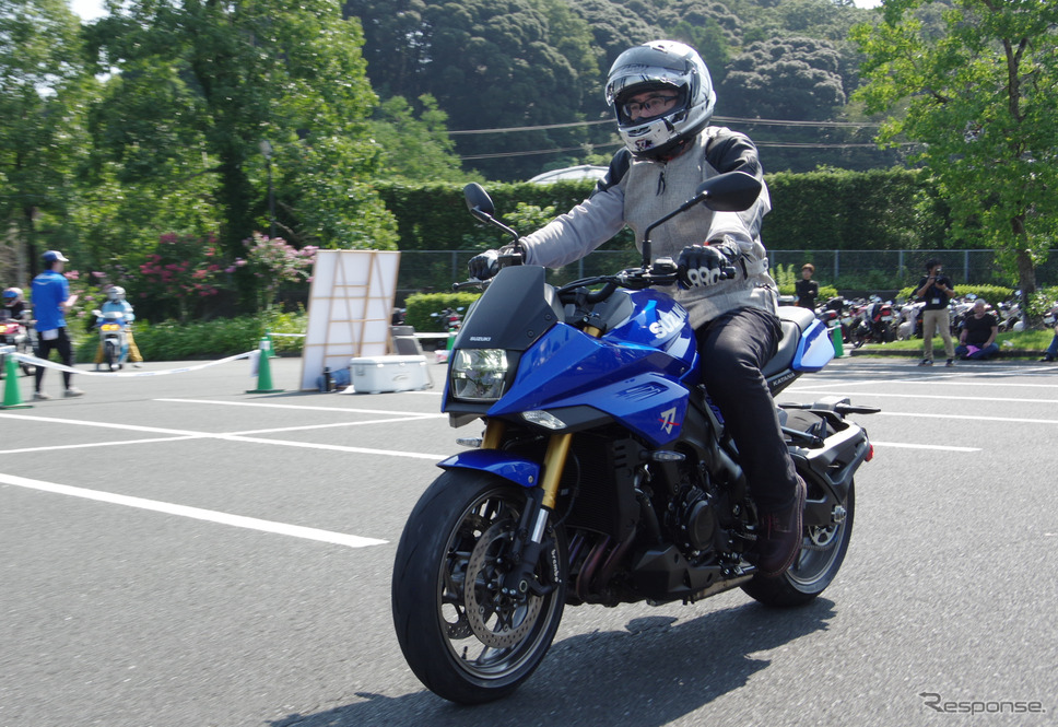 スズキ鈴木俊宏社長がブルーの新型スズキ『カタナ』を初公開《写真撮影 宮崎壮人》