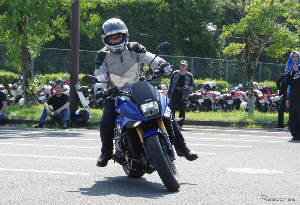 スズキ鈴木俊宏社長がブルーの新型スズキ『カタナ』を初公開《写真撮影 宮崎壮人》