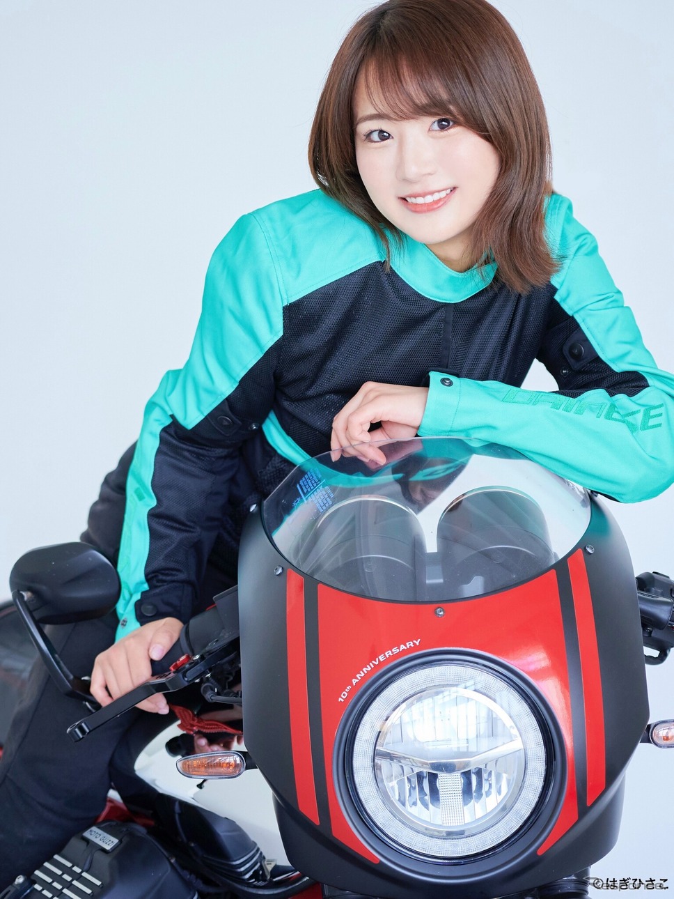 ステージイベントや試乗会に登場する平嶋夏海さん《写真提供 トライアンフモーターサイクルズジャパン》