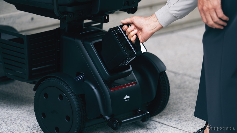 WHILLモデルR:着脱式バッテリー採用《写真提供 WHILL》