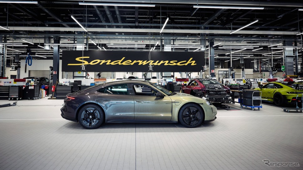 ポルシェ・タイカン・ターボ Sの「セレスティアル ジェイド」《photo by Porsche》