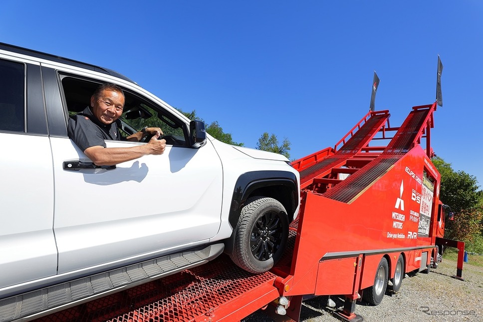 4WD登坂キット体験イベントでドライバーを務める増岡浩氏《写真提供 三菱自動車》