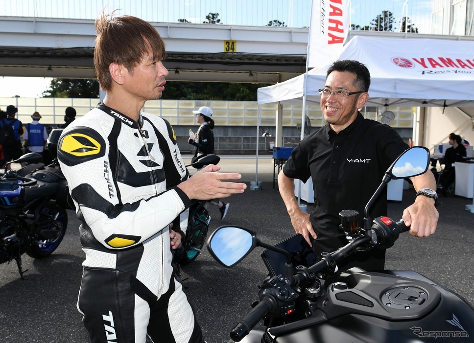筆者の青木タカオ(左)とプロジェクトリーダーの津谷晃司さん(右)《写真撮影 中野英幸》